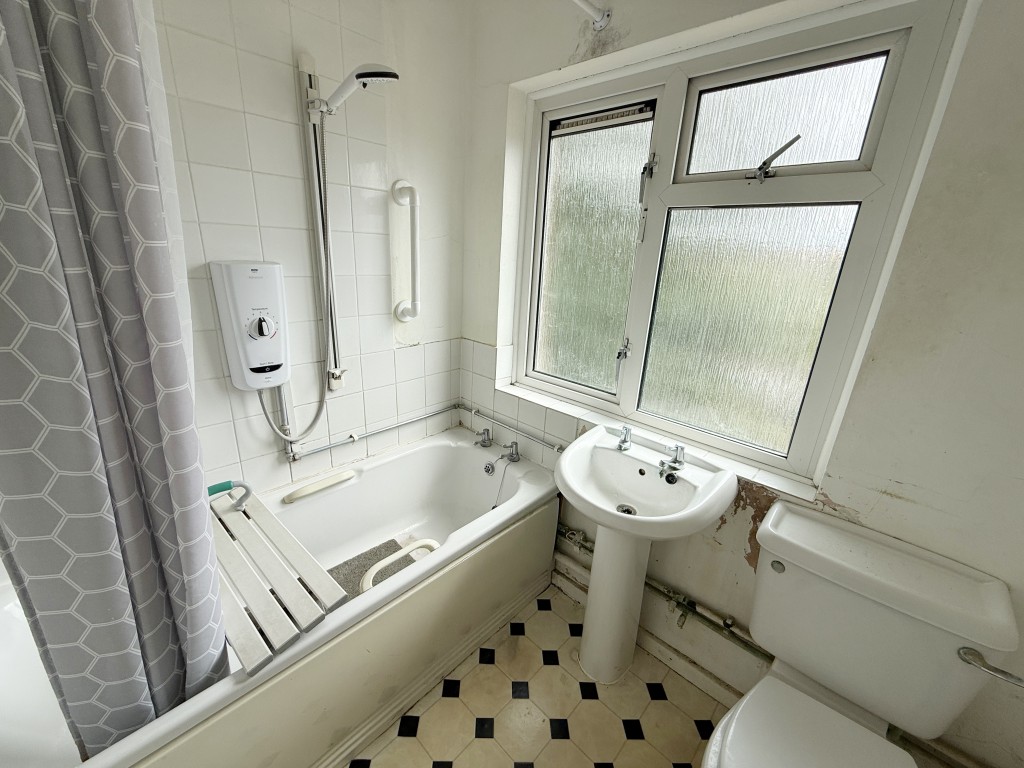 Lot: 75 - FLAT IN NEED OF IMPROVEMENT - Bathroom in Flat in Need of Improvement
